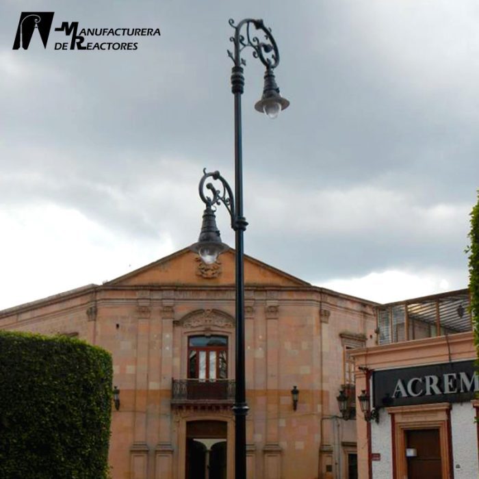 Poste Luminaria Colgante 1900 en plaza