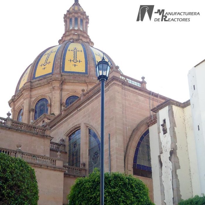 Poste Santiago junto a Iglesia