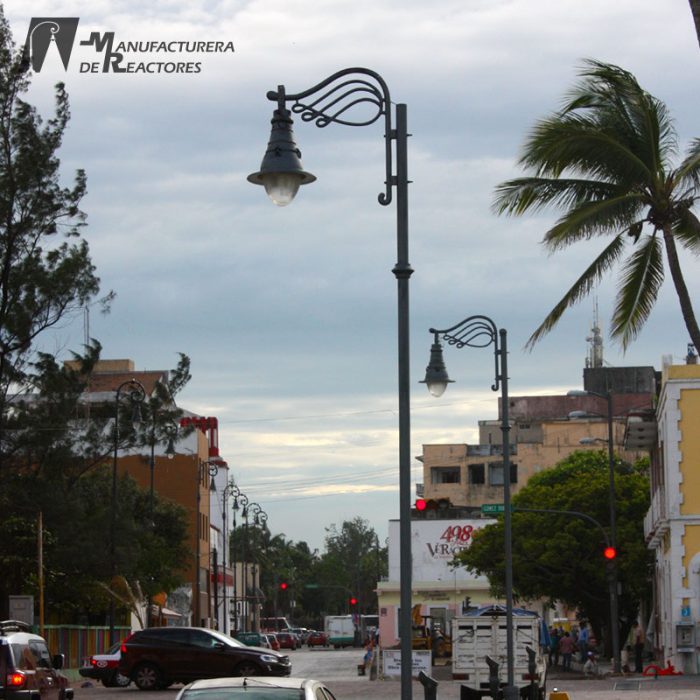 Dos Postes Enkeli sobre avenida principal