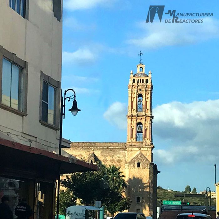 Poste Acambaro junto a Iglesia