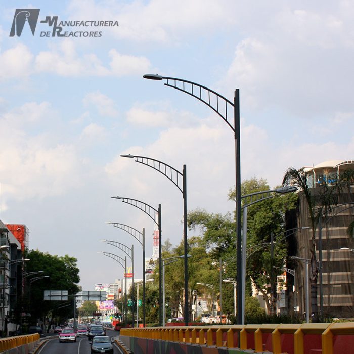 Postes CDMX junto a puente Ciudad de Mexico