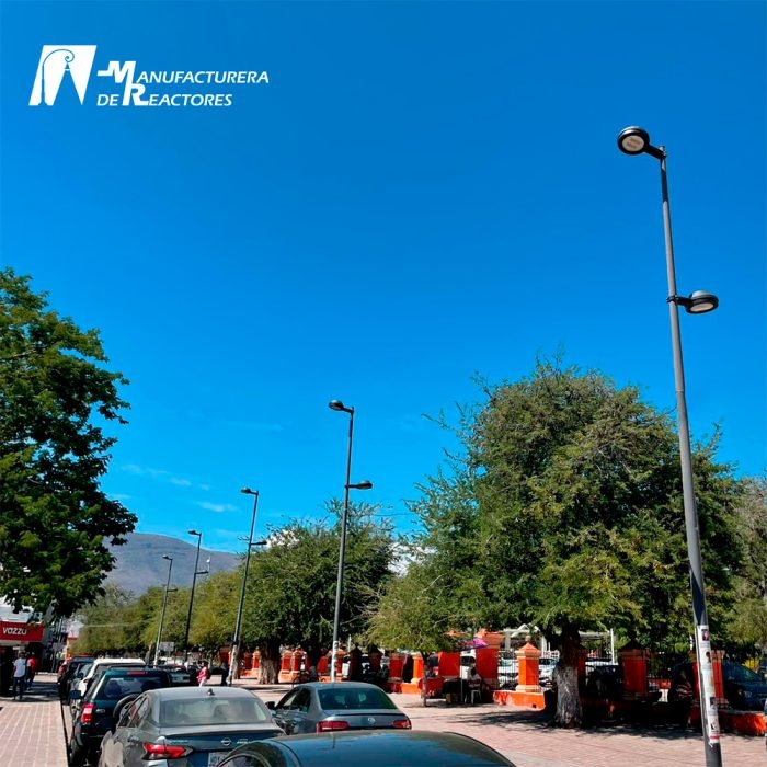 Luminaria vial y peantonal LED Qubit encendida en calle urbana – diseño eficiente y moderno