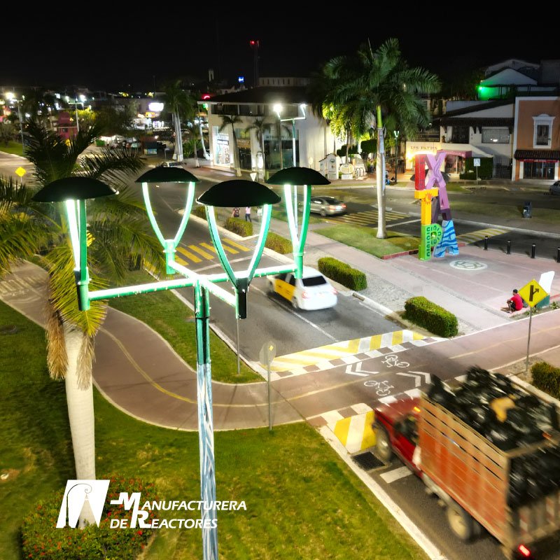 Luminaria Versil punta de poste con diseño moderno y luz LED eficiente