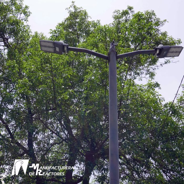 Luminaria Prometeo instalada en poste metálico para iluminación vial eficiente y duradera.