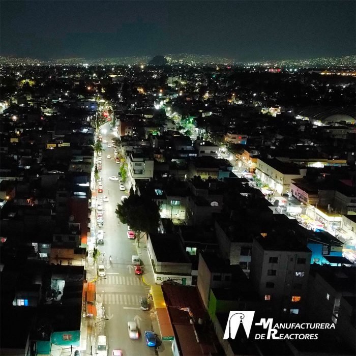 Luminaria vial CRONOS en avenida primaria