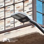 Luminaria Prometeo instalada en vía pública, diseñada para alumbrado urbano eficiente y resistente a condiciones exteriores.